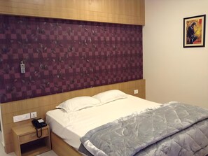 In-room safe, desk, rollaway beds, free WiFi - OYO 1661 Hotel Athidi Grand (Visakhapatnam)