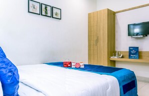 In-room safe, desk, rollaway beds, free WiFi - OYO 1661 Hotel Athidi Grand (Visakhapatnam)