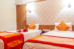 Habitación estándar con 1 cama doble o 2 individuales, 1 cama doble, baño privado | Caja fuerte, escritorio, camas supletorias y wifi gratis