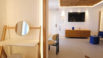 Mando Pool Suite | Minibar, in-room safe, soundproofing, iron/ironing board