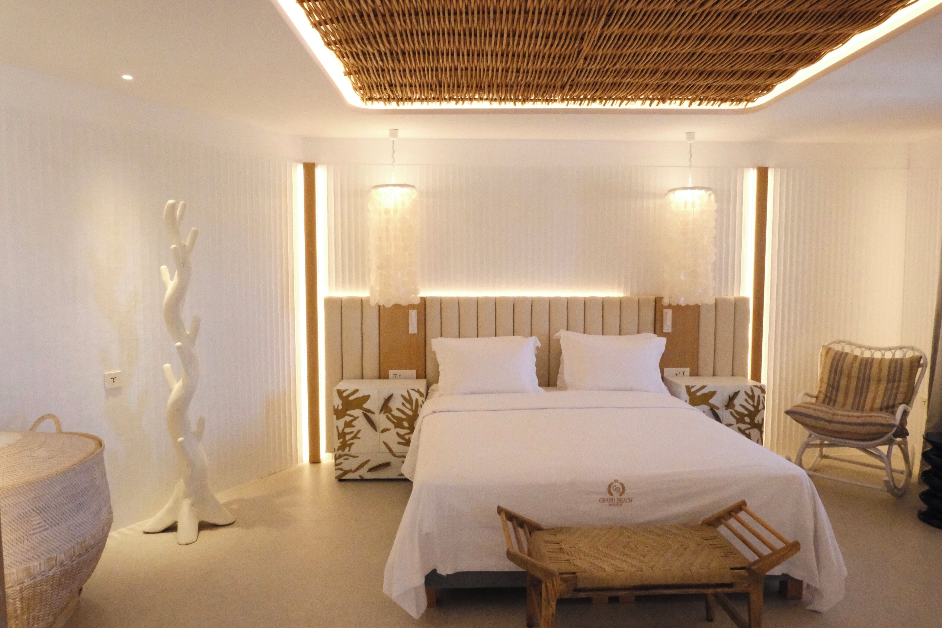  Mando Pool Suite | Minibar, in-room safe, soundproofing, iron/ironing board