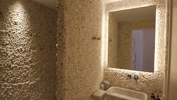 Delia Suite | Bathroom