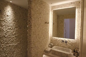 Delia Suite | 浴室 | 淋浴设施、吹风机、毛巾、肥皂