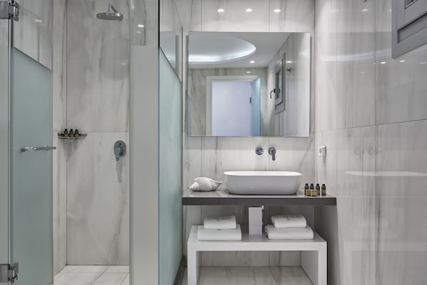 Shower, hair dryer, towels, soap - Grand Beach Mykonos (Mykonos)