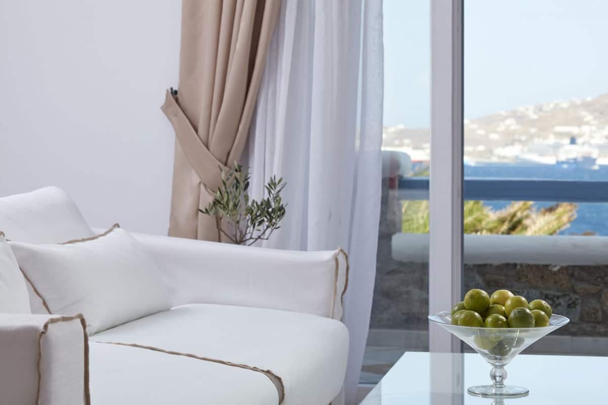 Grand Suite, Private Pool | Living area | TV