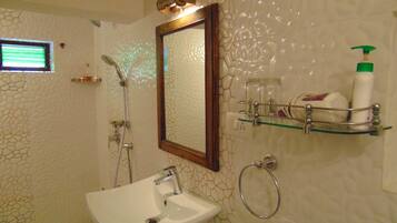 Separate tub and shower, free toiletries, towels