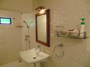 Separate bathtub and shower, free toiletries, towels - Shahi Heritage - Shahi Guest House (Jodhpur)