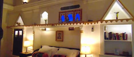 Heritage Suite | Premium bedding, desk, rollaway beds, free WiFi