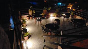 Breakfast, lunch, dinner served; vegetarian cuisine