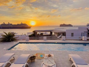 Piscine extérieure, chaises longues