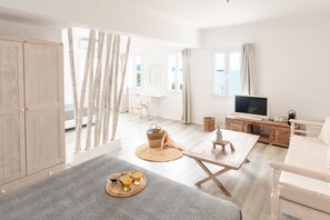 Chambre Triple Deluxe, balcon, vue mer | Literie de qualité supérieure, coffres-forts dans les chambres