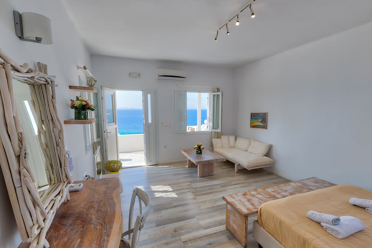 Deluxe Double Room, Balcony, Sea View | أغطية فراش متميزة وخزنة داخل الغرفة ومساحة عمل للكمبيوتر المحمول