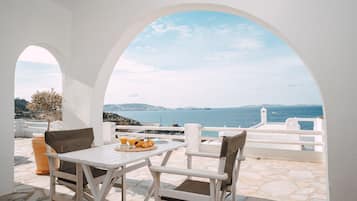 Kamar Triple Deluks, balkon, pemandangan laut | Teras/patio