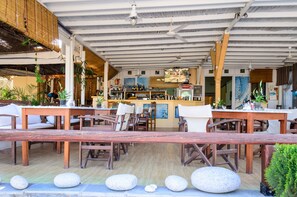 Se sirven desayunos, comidas, cenas y cocina griega con vista a la playa