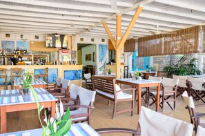 บริการอาหารเช้า อาหารกลางวัน อาหารเย็น, อาหารกรีก, วิวชายหาด 