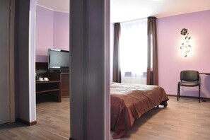 Minibar, in-room safe, desk, iron/ironing board - Albatross Hotel Riga (Riga)