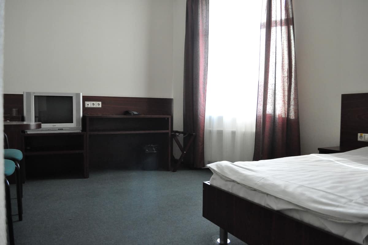 Minibar, in-room safe, desk, iron/ironing board