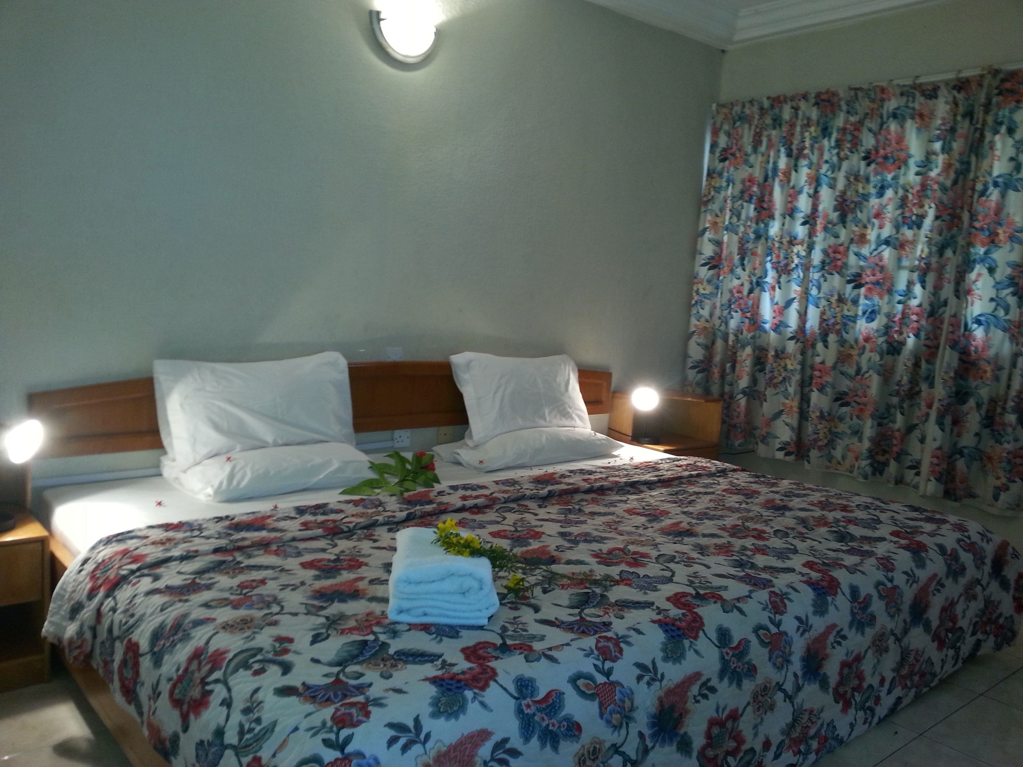 غرفة ديلوكس | خزنة داخل الغرفة ومكتب وستائر تعتيم وواي فاي مجانًا