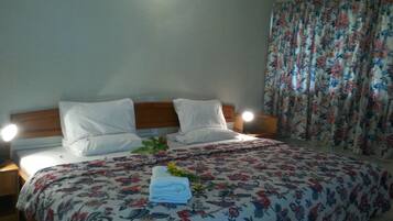 غرفة ديلوكس | خزنة داخل الغرفة ومكتب وستائر تعتيم وواي فاي مجانًا