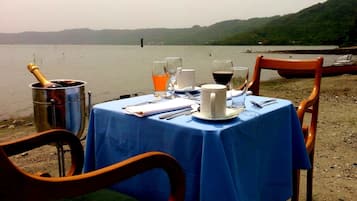 2 restaurants, lunch, dinner served; international cuisine