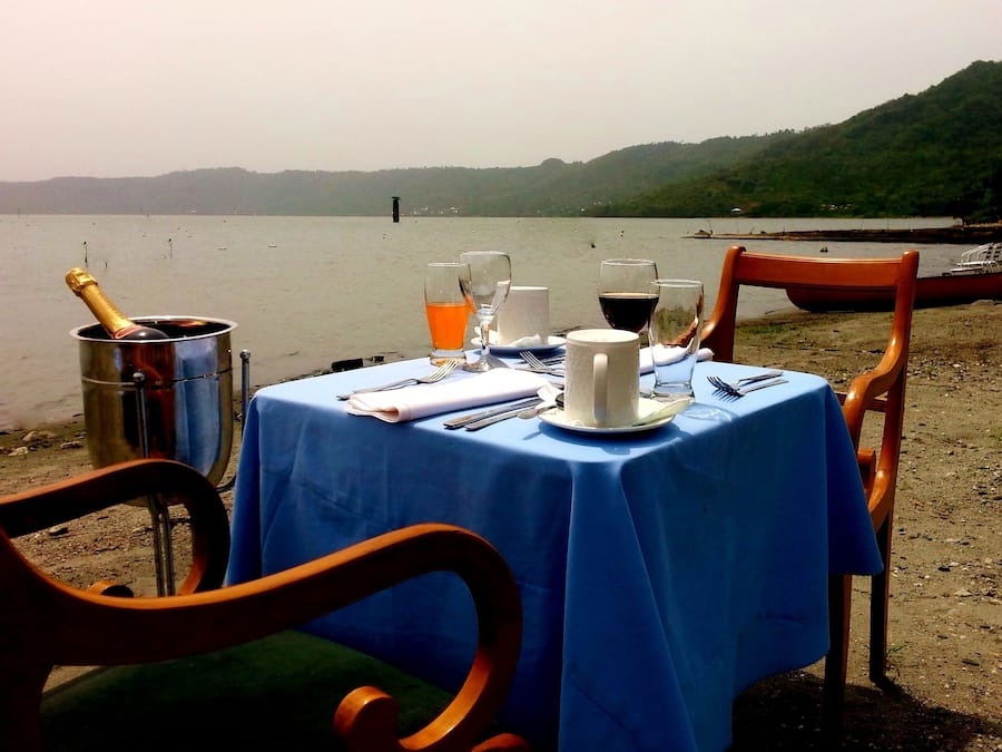 2 restaurants; lunch and dinner served