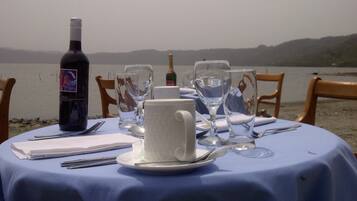 2 restaurants, lunch, dinner served; international cuisine