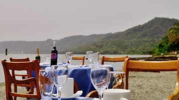 2 restaurants, serveren lunch, diner, internationale gerechten