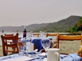 2 restoran, makan tengah hari dihidangkan, masakan antarabangsa