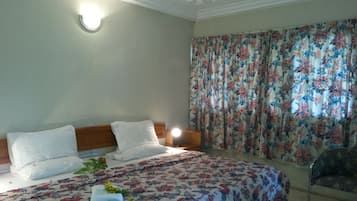 غرفة ديلوكس | خزنة داخل الغرفة ومكتب وستائر تعتيم وواي فاي مجانًا