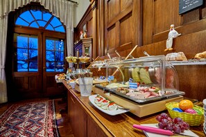 Free daily buffet breakfast - Hotel Aschenbrenner (Garmisch-Partenkirchen)