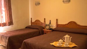 Triple Room | Desk, blackout drapes, iron/ironing board (on request), cribs (free) - Hotel Berlanga (Ronda)