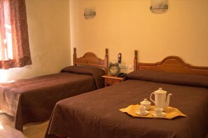 Triple Room | Desk, blackout drapes, iron/ironing board, free cribs/infant beds - Hotel Berlanga (Ronda)
