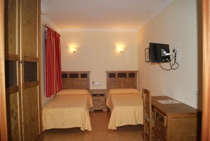 Escriptori, cortines opaques i planxa i posts de planxar