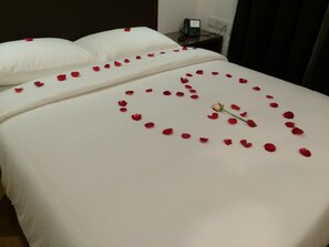 In-room safe, desk, blackout curtains, iron/ironing board - Belllo Hotel JB Central (Johor Bahru)