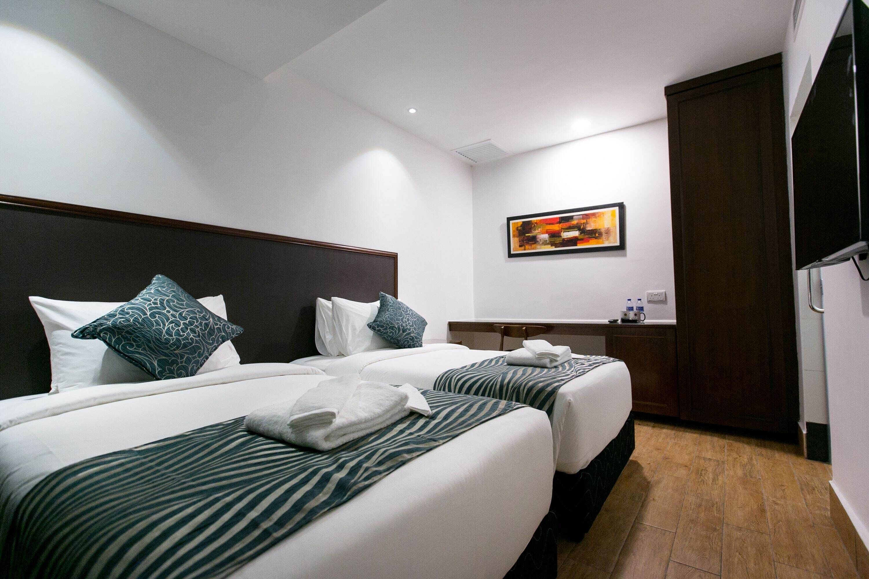 Caja de seguridad en la habitación, escritorio y cortinas blackout 