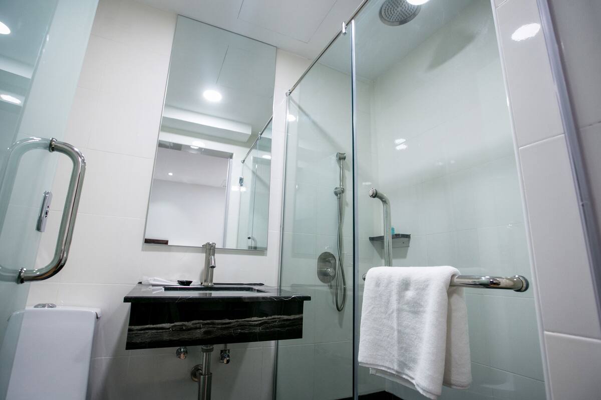 premier room | bathroom | rainfall showerhead, free toiletries, hair dryer, towels