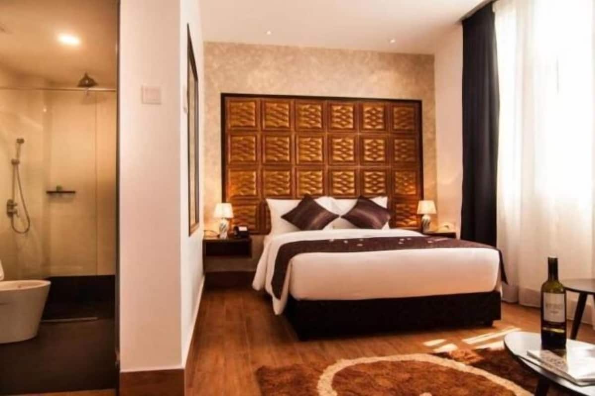 客房内保险箱、办公桌、遮光窗帘、熨斗/熨板