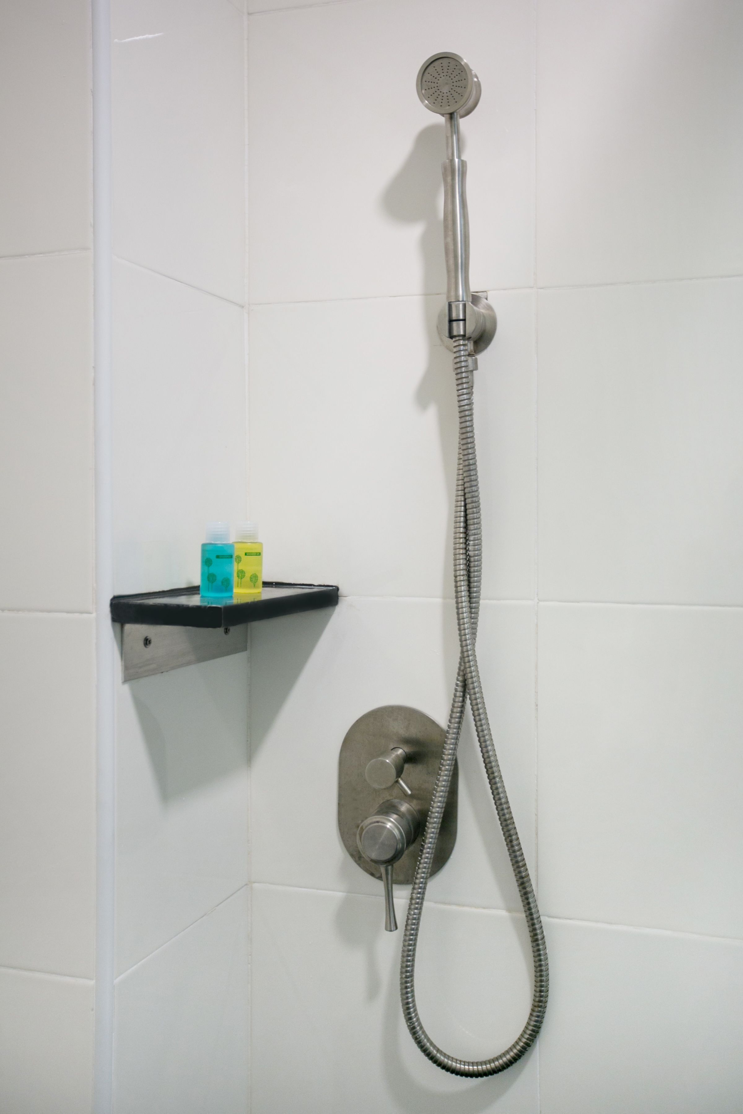 Badkamer | Een regendouche, gratis toiletartikelen, een haardroger, handdoeken