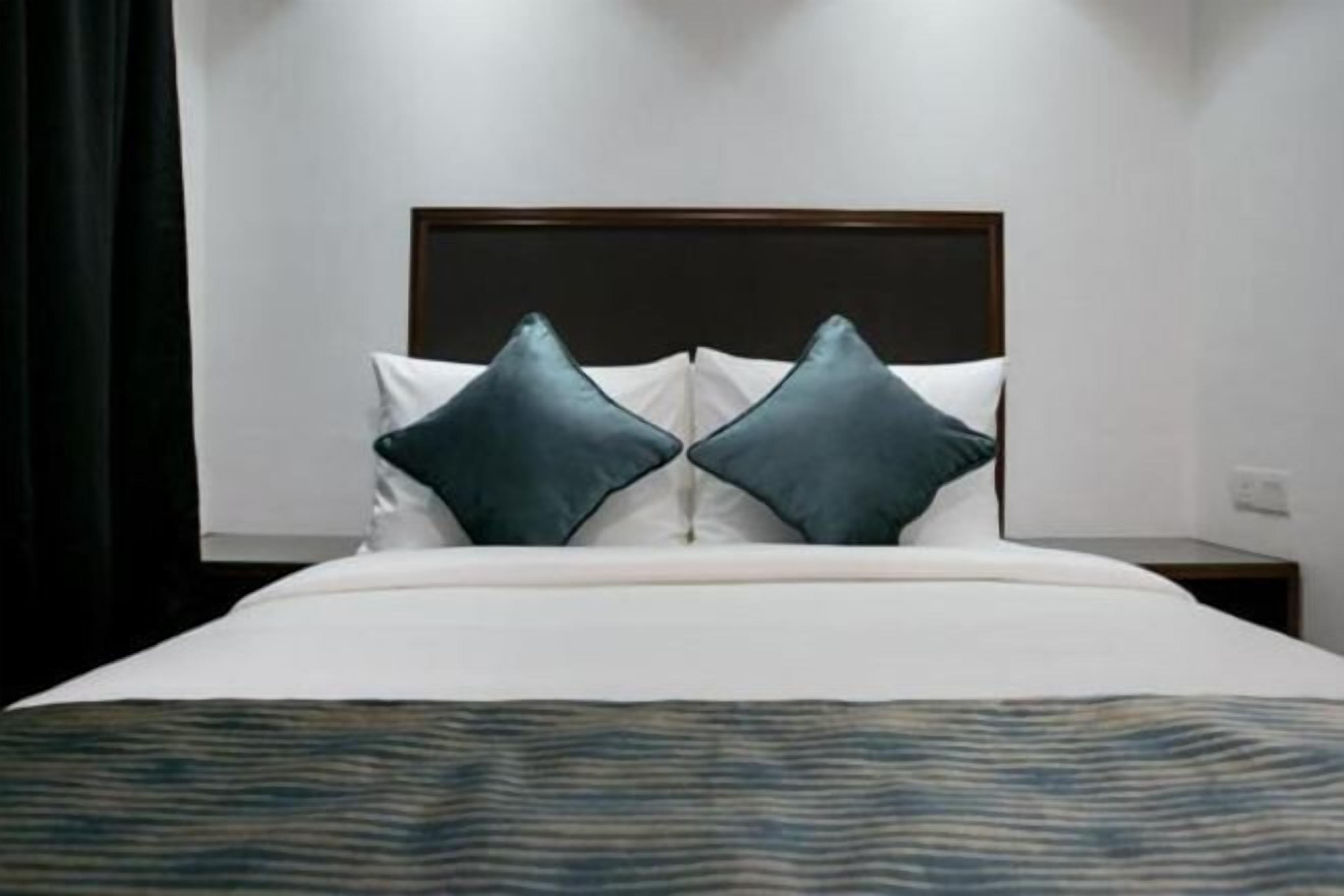 客房內保險箱、書桌、遮光布/窗簾、熨斗/熨衣板