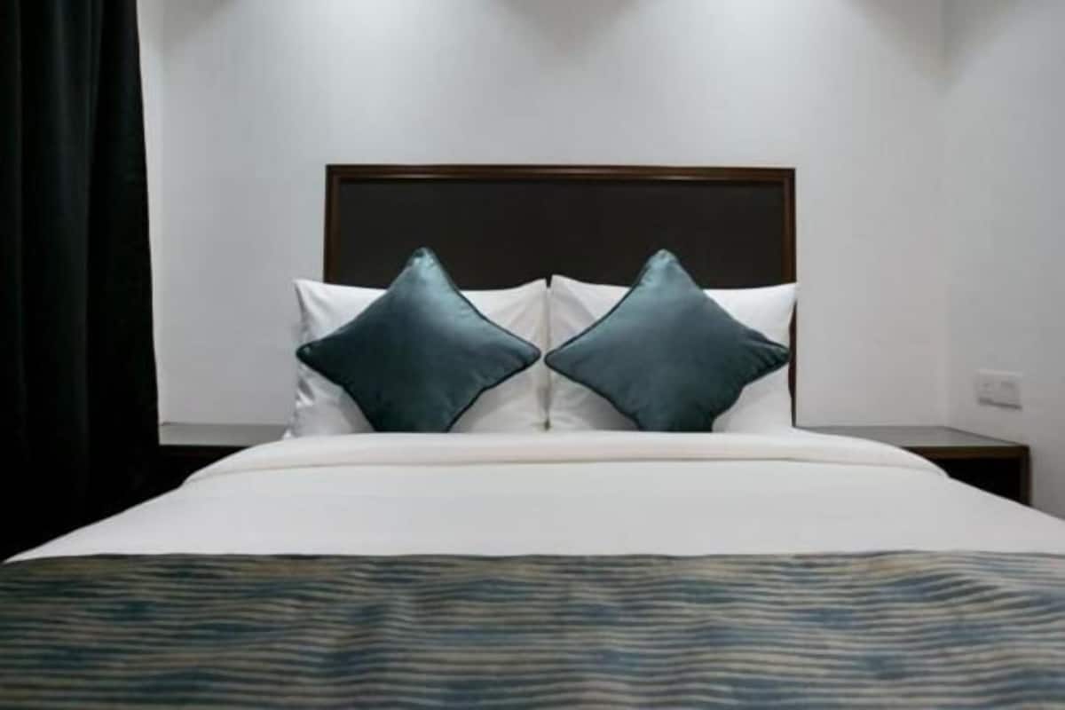 客房内保险箱、办公桌、遮光窗帘、熨斗/熨板