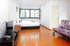 Studio | Living area | TV - Double DD House at MRT Sutthisarn (Bangkok)