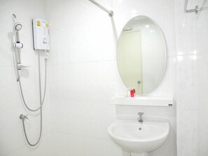 Studio | Kylpyhuone | Suihku, ilmaiset hygieniatuotteet, hiustenkuivaaja, pyyhkeet