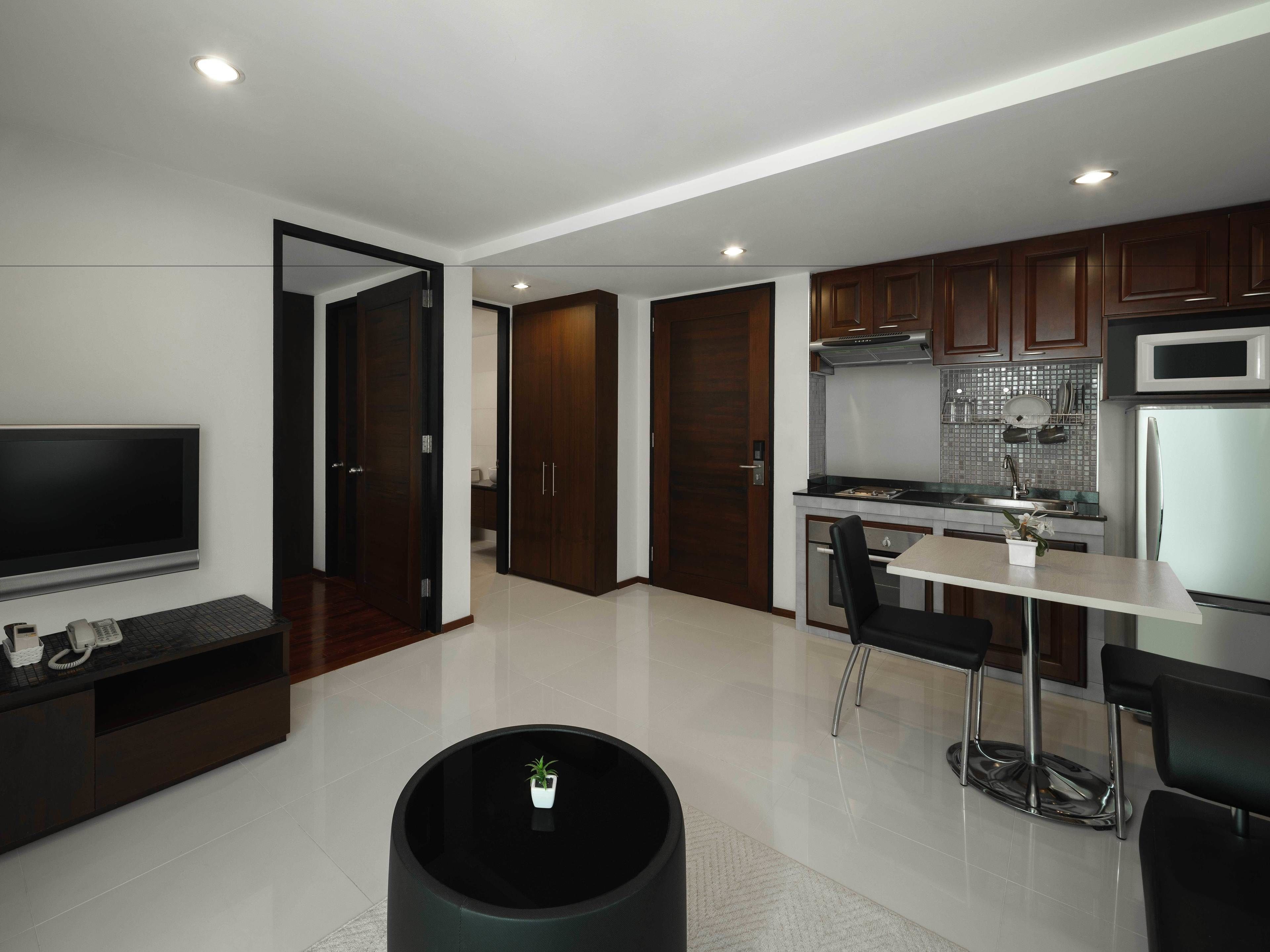 room, 1 bedroom | private kitchen | fridge, microwave, stovetop, cookware/dishes/utensils