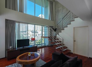 Loft, 1 Bedroom, Lanai, City View | Living area