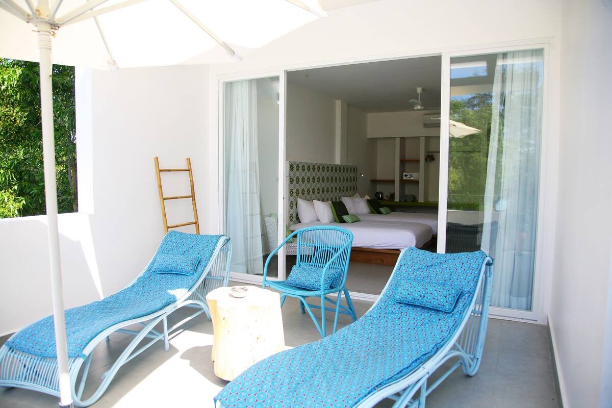 Deluxe Twin kamer, terras, uitzicht op zee | Donzen dekbedden, een minibar, een kluis op de kamer, een bureau