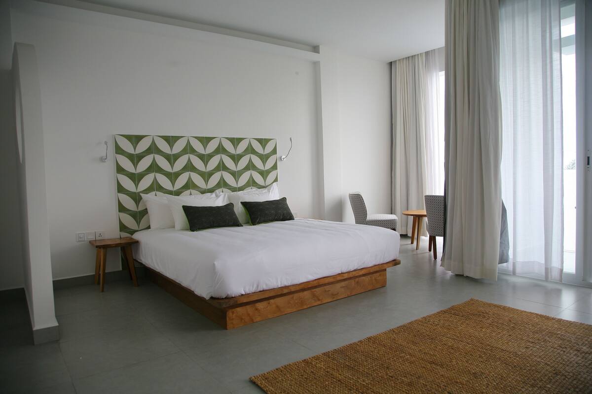 Down comforters, minibar, in-room safe, desk