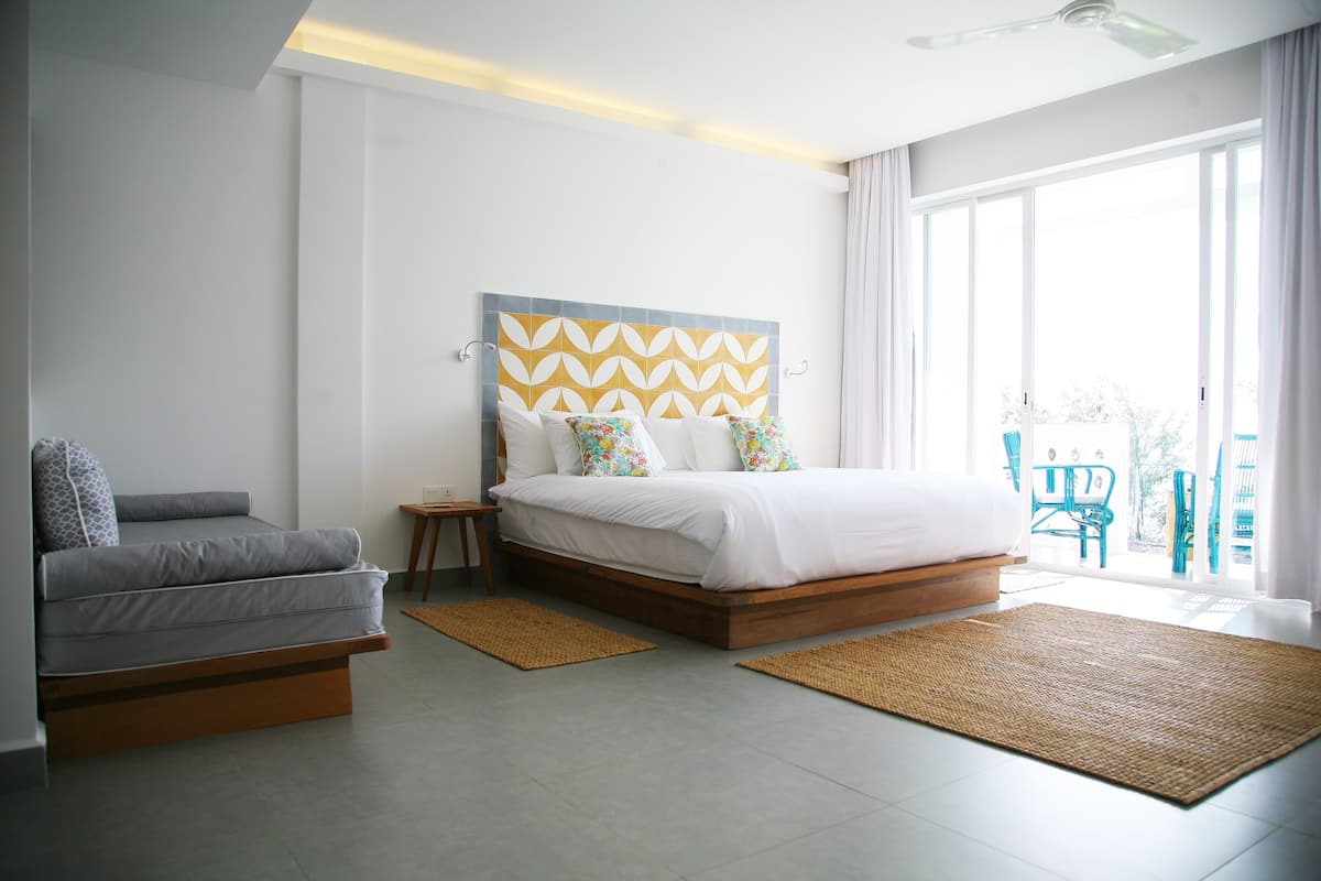 Junior suite, balkon, uitzicht op zee | Donzen dekbedden, een minibar, een kluis op de kamer, een bureau