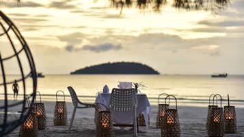 2 restaurants, breakfast, lunch, dinner served; international cuisine