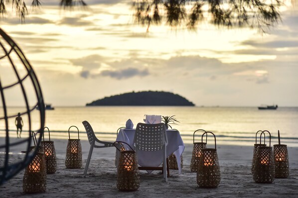 2 restaurants, breakfast, lunch, dinner served; international cuisine  - Naia Resort (Sihanoukville)