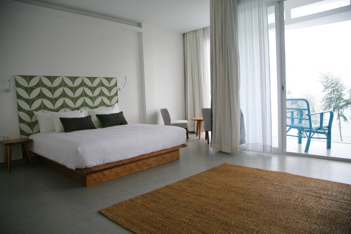 Suite, Balcony, Sea View | Down comforters, minibar, in-room safe, desk